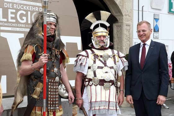 Landeshauptmann Thomas Stelzer mit 'Römern' bei der Eröffnung der Landesausstellung 2018. / © Land OÖ / Sandra Schauer Landeshauptmann Thomas Stelzer mit 'Römern' bei der Eröffnung der Landesausstellung 2018.