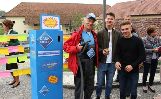 Gemeinsam gebaute 'Dank-Stelle' in der Pfarre Schönering.