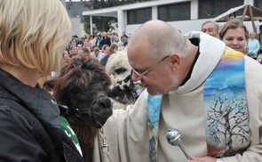 Pfarrer Franz Zeiger bei der Tiersegnung. © MM