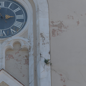 Die Fassade der Pfarrkirche weist große Schäden auf und wird von Fachkräften saniert