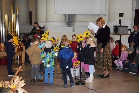 mit den Kindern des Pfarrcaritas-Kindergartens