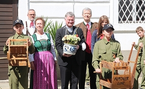 Bischof Manfred Scheuer freute sich über den 'ratschenden' Besuch. Rechts von Bischof Scheuer: rechts von Bischof Scheuer: der Obmann der „Almtaler Linz“ Christian Binder.