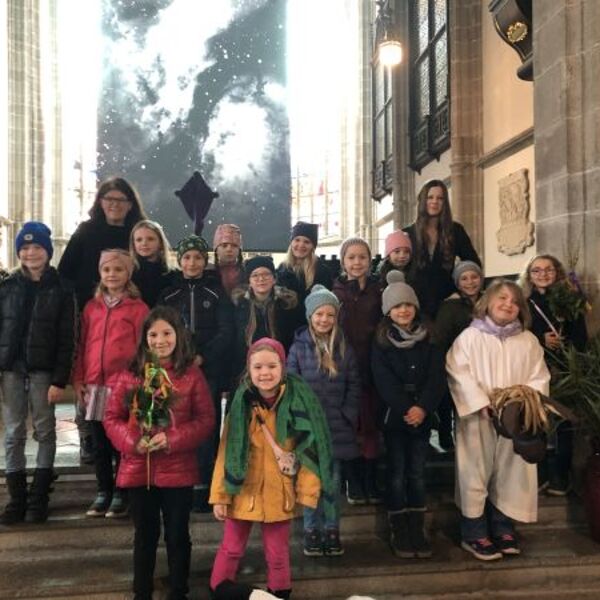 Palmsonntag 2023 / ©Bild für die Pfarrgemeinde Eferding/Julia Gaheis 'Die Kinder und das ganze Volk'