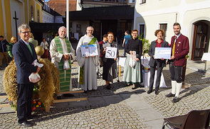 (v.l.) Georg Spiekermann, Michael Rosenberger, Diakon Bruno Fröhlich, Gabriela Küng, LAbg. Ulrike Schwarz, Margit Weiß und Bgm. David Bergsmann