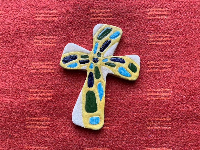 Miteinander „online“ durch die Karwoche auf Ostern zugehen / KMB / Wolfgang Bögl Kreuz auf rotem Hintergrund