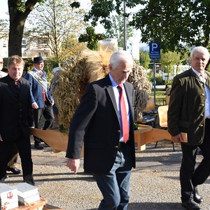 Tragen der Erntekrone zum Altar