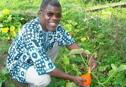 Dr. Innocent Nwafor im Garten