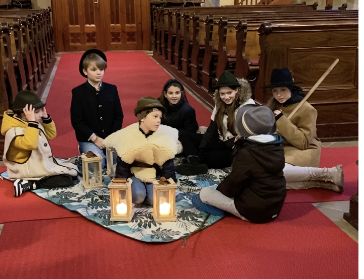 Kinder in der Kirche beim Krippenspiel