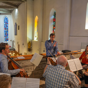 Der Kirchenchor unter der Leitung von Josef Gasser umrahmt den Pfingstgottesdienst musikalisch mit der Piccloomini-Messe von W.A. Mozart