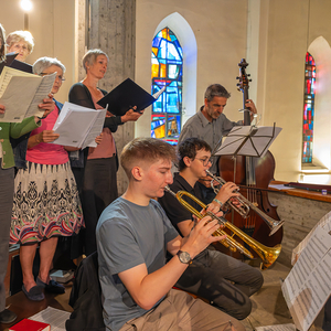 Kirchenchor und Orchester umrahmen den Pfingstgottesdienst musikalisch mit der Piccloomini-Messe von W.A. Mozart