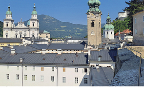 Die Stiftskirche St. Peter (rechts) und der Salzburger Dom (links).