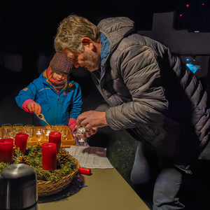 Lebendiger Adventkalender der Pfarre Kirchdorf an der Krems. Adventliche Besinnung - beten, singen und feiern. Anschließend gemeinsam bei Tee wärmen und reden.Bild: Lebendiger Adventkalender bei Familie Steinmann mit Familie Pimminger