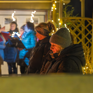 Lebendiger Adventkalender der Pfarre Kirchdorf an der Krems. Adventliche Besinnung - beten, singen und feiern. anschließend gemeinsam bei Tee wärmen und reden.Bild: bei Anna Hölzl