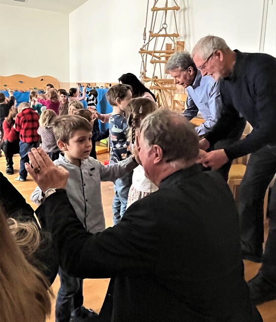 Unser Bischof Manfred zu Besuch im Kindergarten