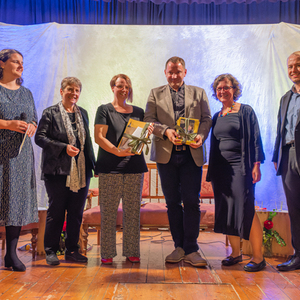 Dankefest im Pfarrsaal Kirchdorf an der Krems, Bild: Dank der Pfarre an Bernadette Hackl, scheidende Pastoralassistentin (3. von links)  Günter Wolfinger, scheidender Pfarrverwalter (4. von links)