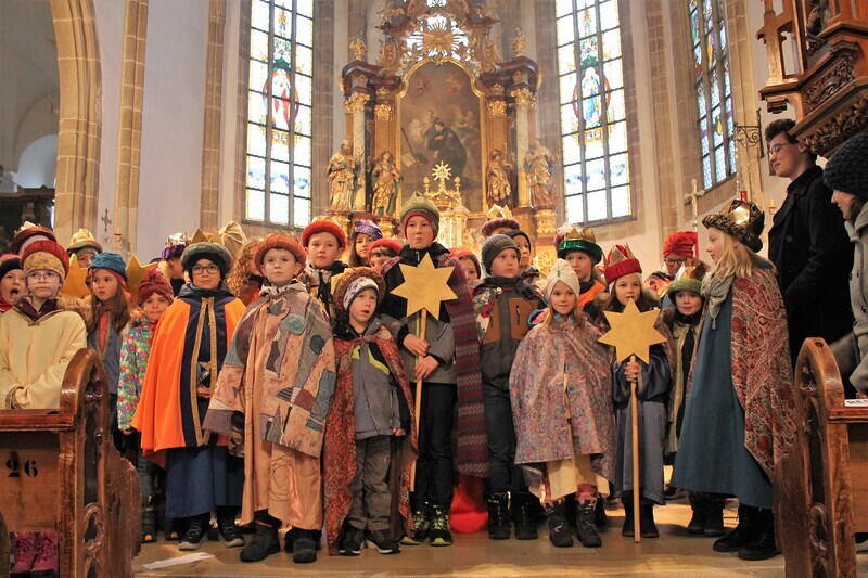 Sternsinger bei der Krippe