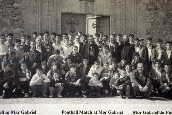 sehr beliebt die Fußballtreffen im Turabdin, auch der Bischof ist mitten im Bild