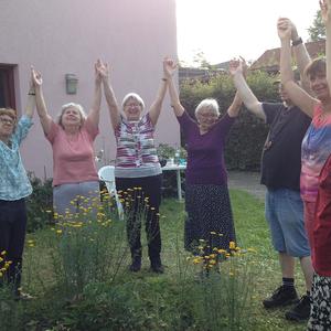 Beim meditativen Gruppentanz in der freien Natur