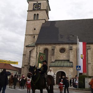 Vor der Kirche    