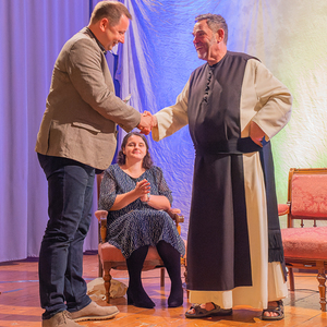 Dankefest im Pfarrsaal Kirchdorf an der Krems, Bild: Pfarrer P. Severin Kranabitl überreicht Günter Wolfinger, scheidender Pfarrverwalter, ein Geschenk