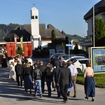 Die Kirchengemeinde beim Einzug in die Kirche