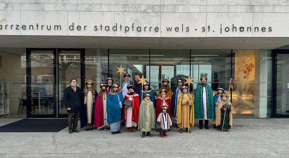 Sternsinger vor dem Pfarrzentrum