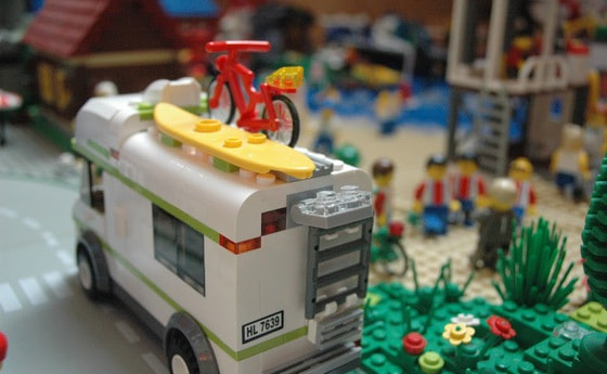 LEGO Wohnmobil am Strand. © Michael Haderer