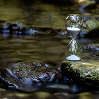 Sanduhr am Bach