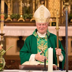 Bischof Manfred Scheuer feiert Sonntagsmesse in der Stadtpfarrkirche St. Stephan