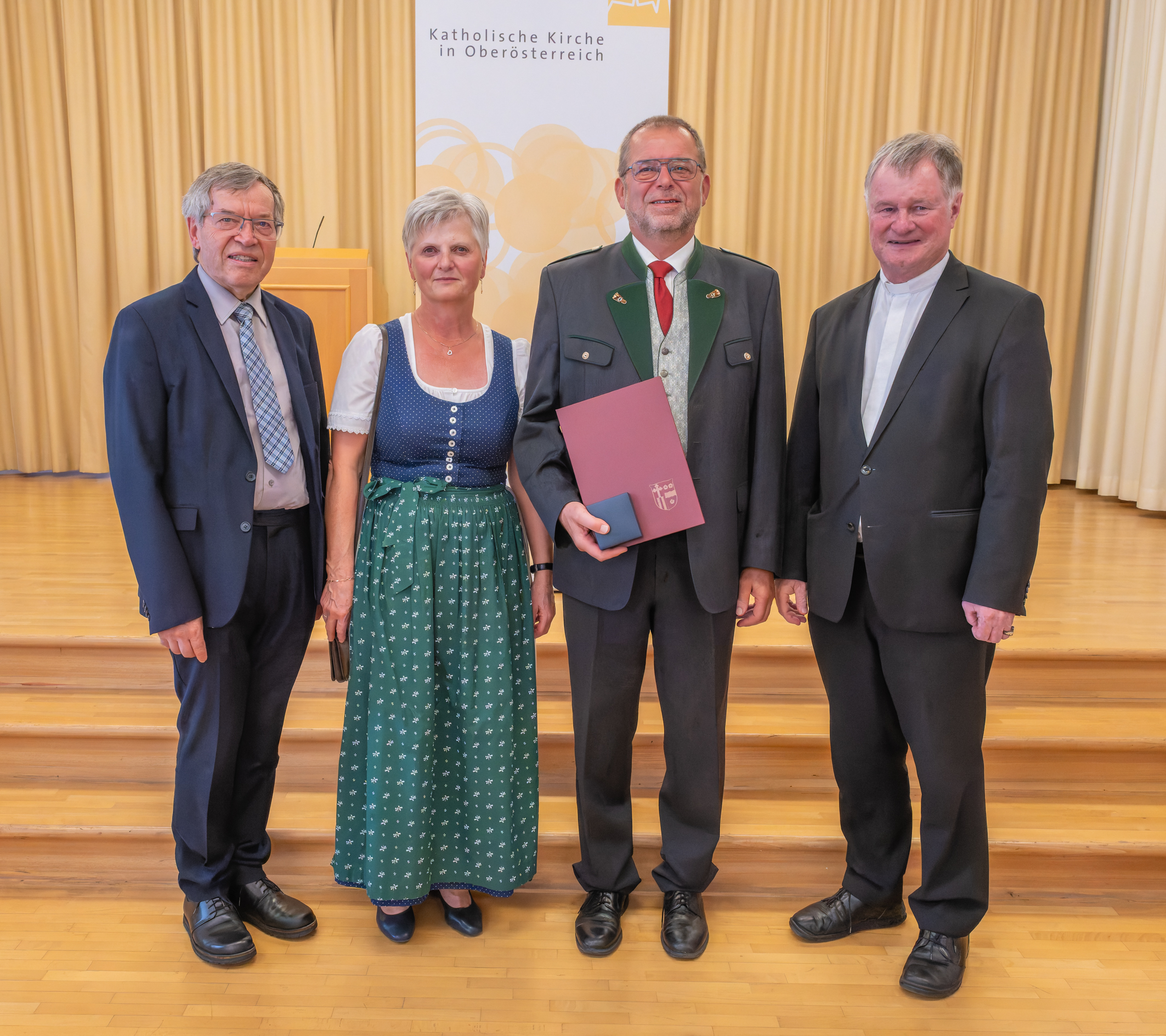 Am 26. September 2024 überreichte Diözesanbischof Manfred Scheuer im Linzer Priesterseminar an engagierte Christ:innen die Florian-Medaille und die Severin-Medaille. Diese diözesanen Ehrenzeichen sind ein Zeichen des Dankes und der Anerkennung für la