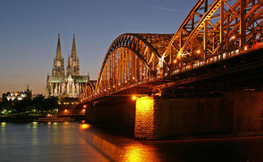 Blick vom Deutzer Rhein-Ufer auf den Kölner Dom und das Museum Ludwig, rechts die Hohenzollernbrücke, Ostansicht (2004) 