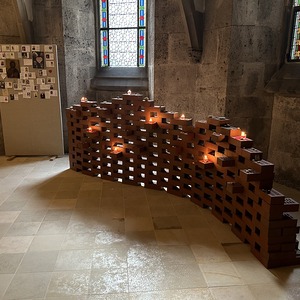 Trauermauer im Mariendom Linz