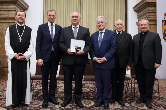 Goldenes Verdienstzeichen des Landes OÖ an Dr. Wolfgang Kreuzhuber / © Land OÖ/Sabrina Liedl Goldenes Verdienstzeichen des Landes OÖ an Dr. Wolfgang Kreuzhuber