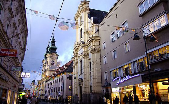 Karmelitenkirche - im Hintergrund Ursulinenkirche