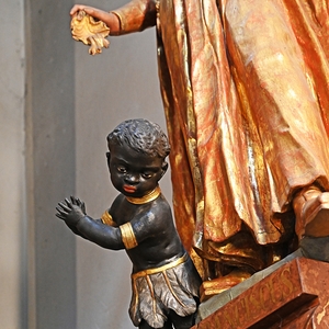 Placidus-Altar: Dunkelhäutiger Täufling bei der Statue des Hl. Franz Xaver