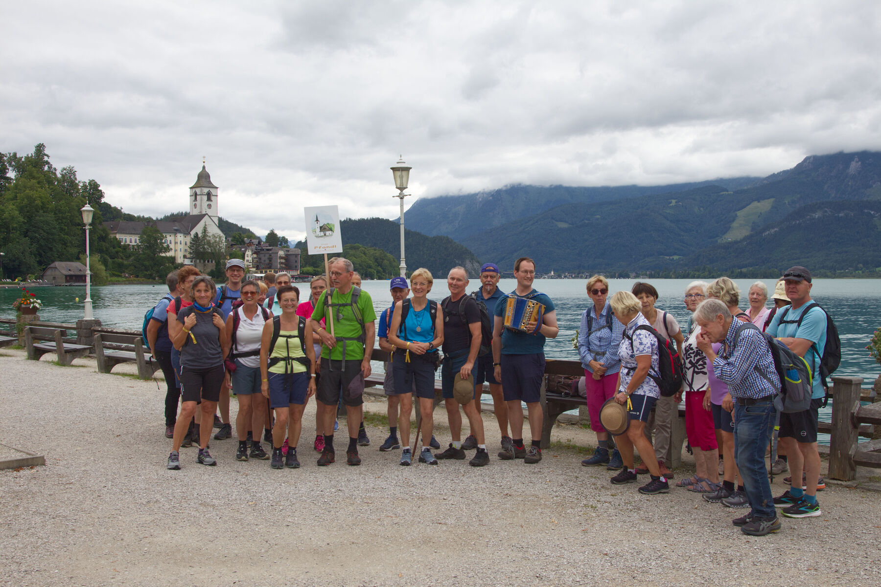Die Pilgergruppe aus Pfandl bei der Ankunft an der Seepromenade in St. Wolfgang