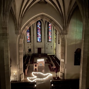 Pfarrkirche, Taube aus Kerzen: Friedensgebet in der Fastenzeit