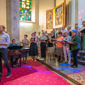 musikalisch umrahmt vom Kirchenchor mit Volksgesang. Anschließend Dank an Ingrid Fehringer, die nach über 20 Jahren ihrer Tätigkeit als Pfarrhaushälterin beendet hat und in den Ruhestand wechselt.