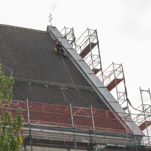 Vielfältige Arbeiten sind rund um die Sanierung der Kirchenfassade zu erledigen