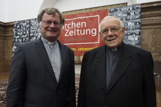 Bischof Manfred Scheuer (l.) gratulierte Bischof em. Maximilian Aichern zum Solidaritätspreis.      