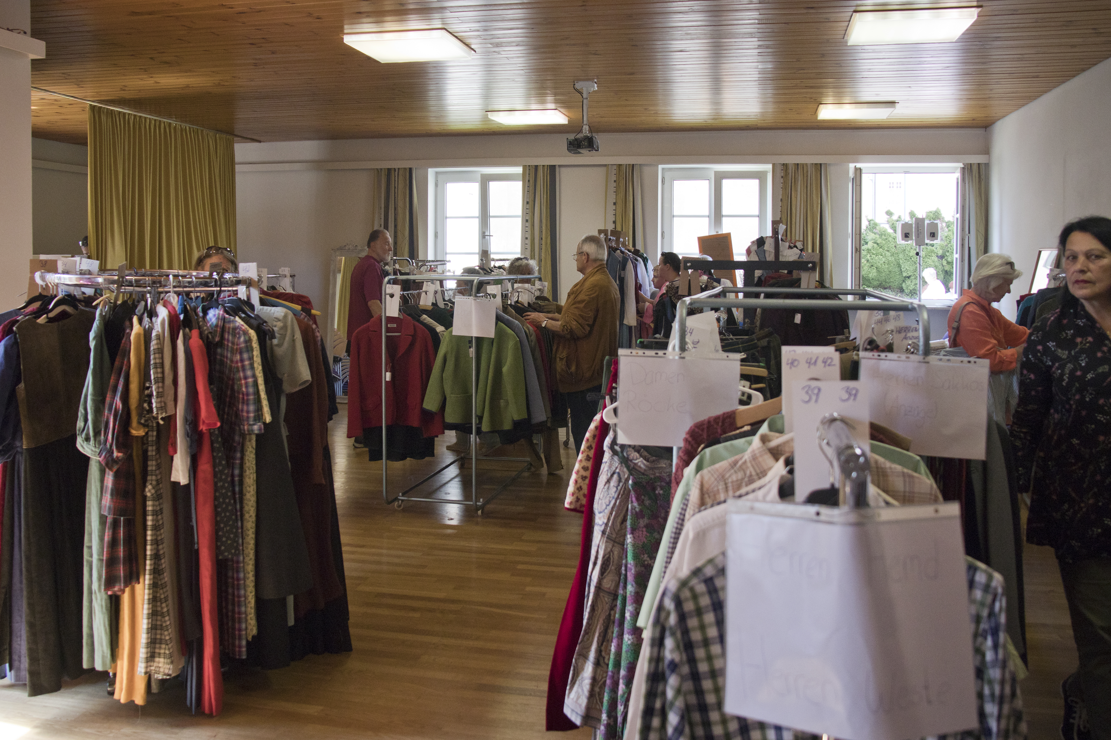 Tracht aus zweiter Hand - Goldhaubenfrauen 2024