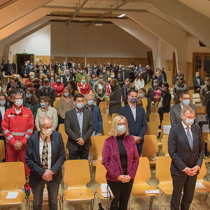 Gedenkfeier an die Opfer des ehemaligen KZ Außenlagers Ternbergzum Thema „Menschlichkeit ohne Grenzen“Bild: Jugendliche tragen für die verstorbenen Menschen des ehemaligen KZ Außenlagers Ternberg Rosen nach vorneFoto: Haijes 