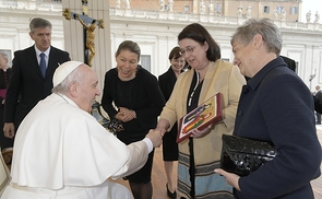 Gabriele Eder-Cakl überreicht dem Papst die von ihr angefertigte Ikone mit symbolischer Bedeutung.