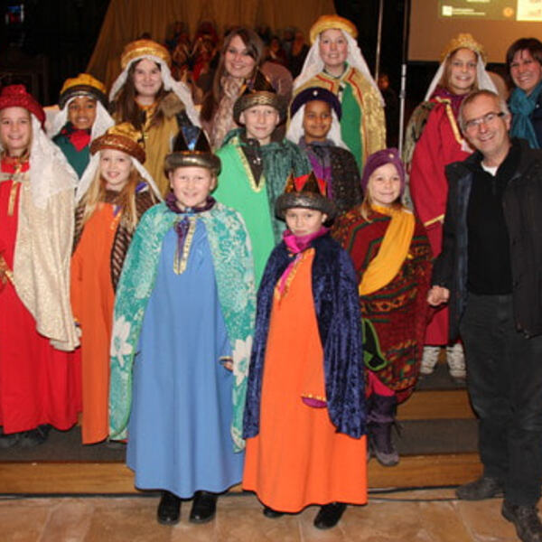 Ein Trupp Sattledter und Kremsmünsterer Sternsinger nach der Sendungsfeier im Dom - mit LH Pühringer (Foto: F.Aumair).