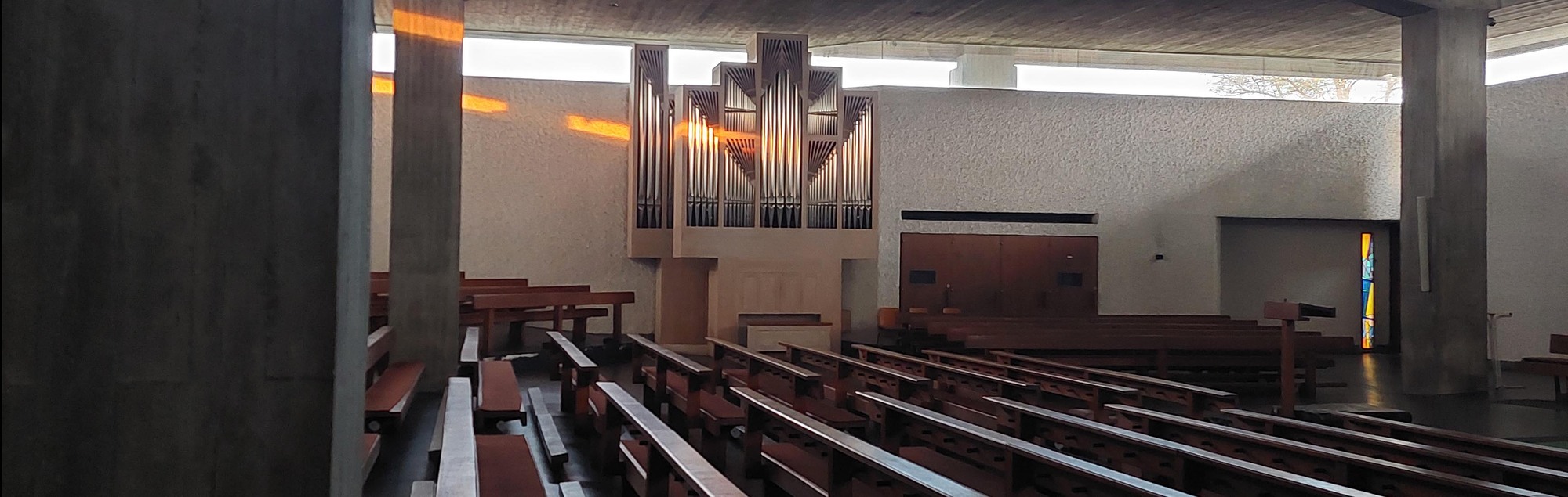 Innenraum der Pfarrkirche Langholzfeld im Morgenlicht