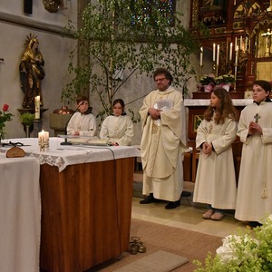 Jan Jakubiak mit den Ministranten