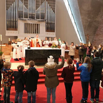 Die Jungscharkinder beim Vater unser vorm Altar