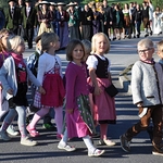 Kindergartenkinder beim Einzug in die Kirche