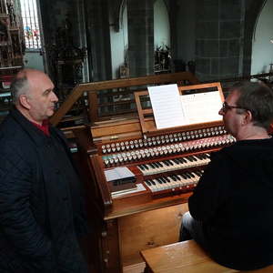 ... bevor sich der erste Organist auf die pneumatische Orgel wagt!