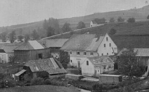 Obermühle mit Sägewerk und dem Friedhof im Hintergrund (1914)